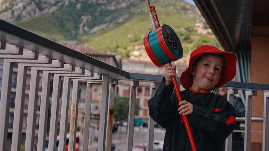 El Roc fent la Patum al balcó, aquest matí.