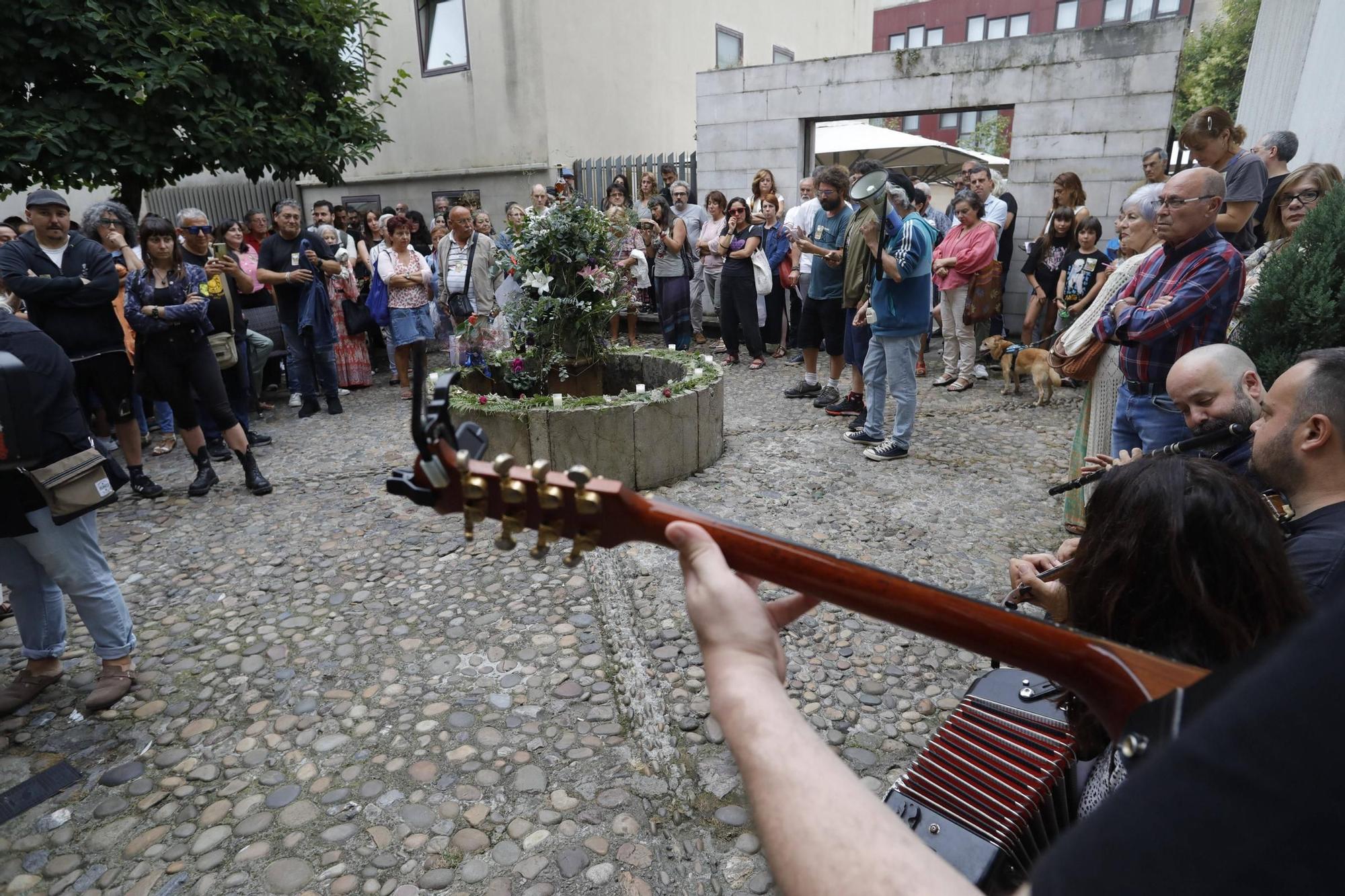Así fue la despedida y el homenaje de amigos y clientes del Cafetón en Avilés a sus dueños, muertos en León