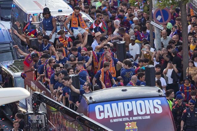 ¡De locos! Las mejores imágenes de una ciudad entregada al Barça