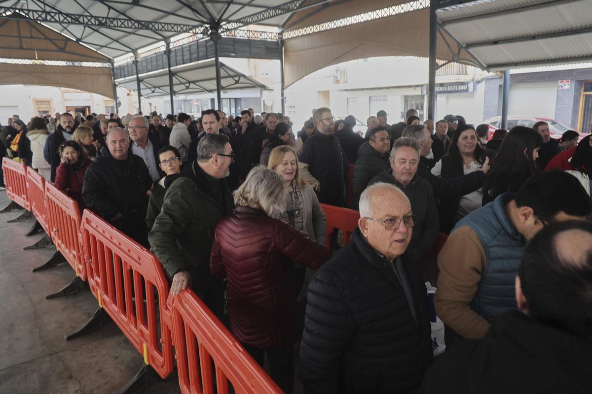Las tres colas de personas que esperaban a recoger su ración.