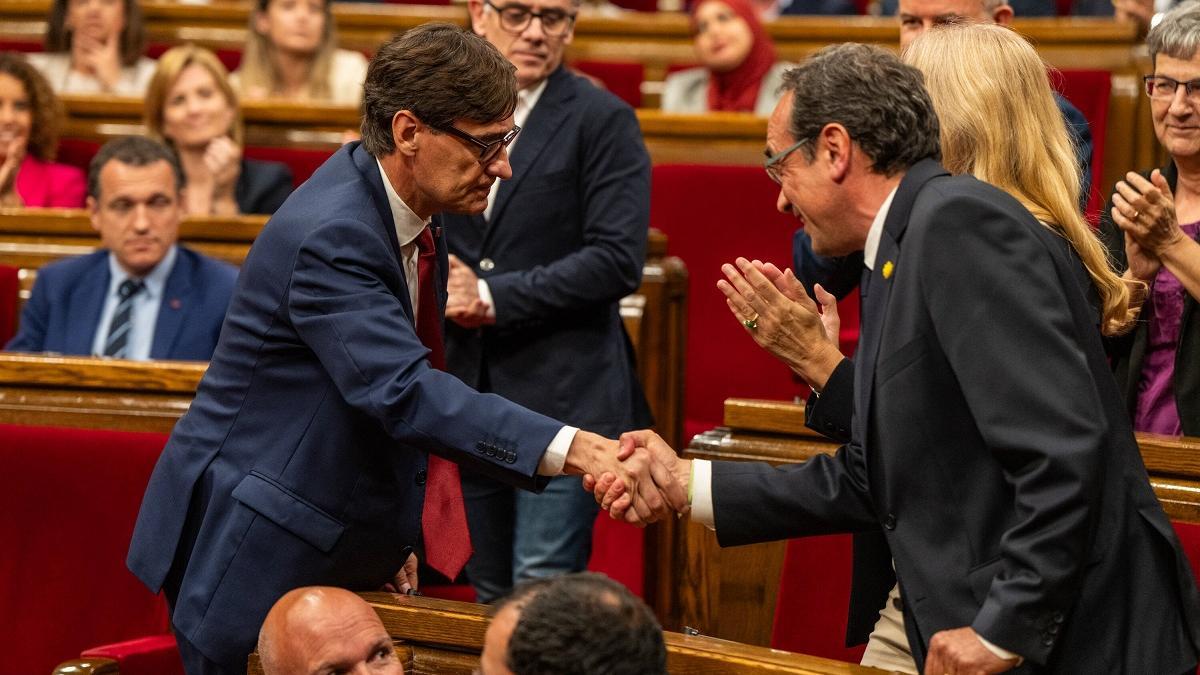 Salvador Illa estrecha la mano del nuevo presidente del Parlament, Josep Rull