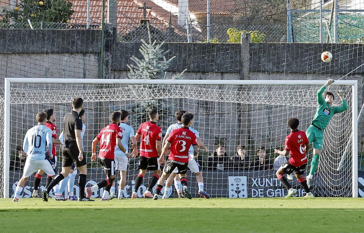 Despeje de un balón por el portero del Celta Fortuna en Barreiro durante su partido ante el Mérida