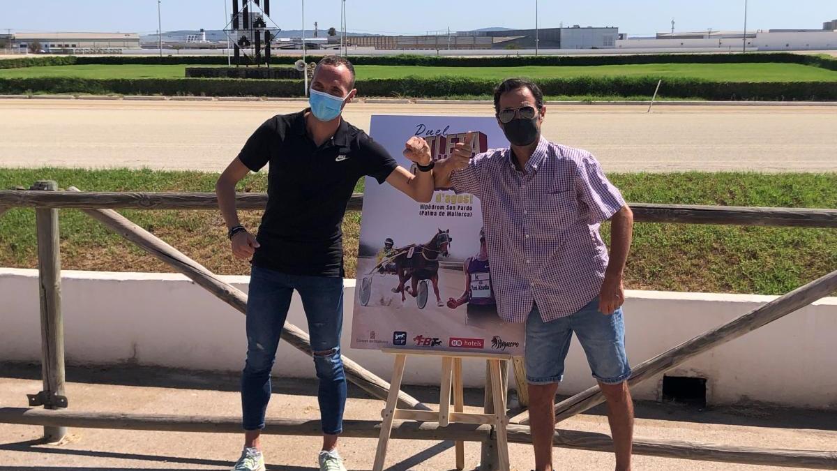 Toni Abadía y Joan Toni Riera &#039;Es Boveret&#039; posan en el Hipòdrom de Son Pardo el día antes de su carrera.