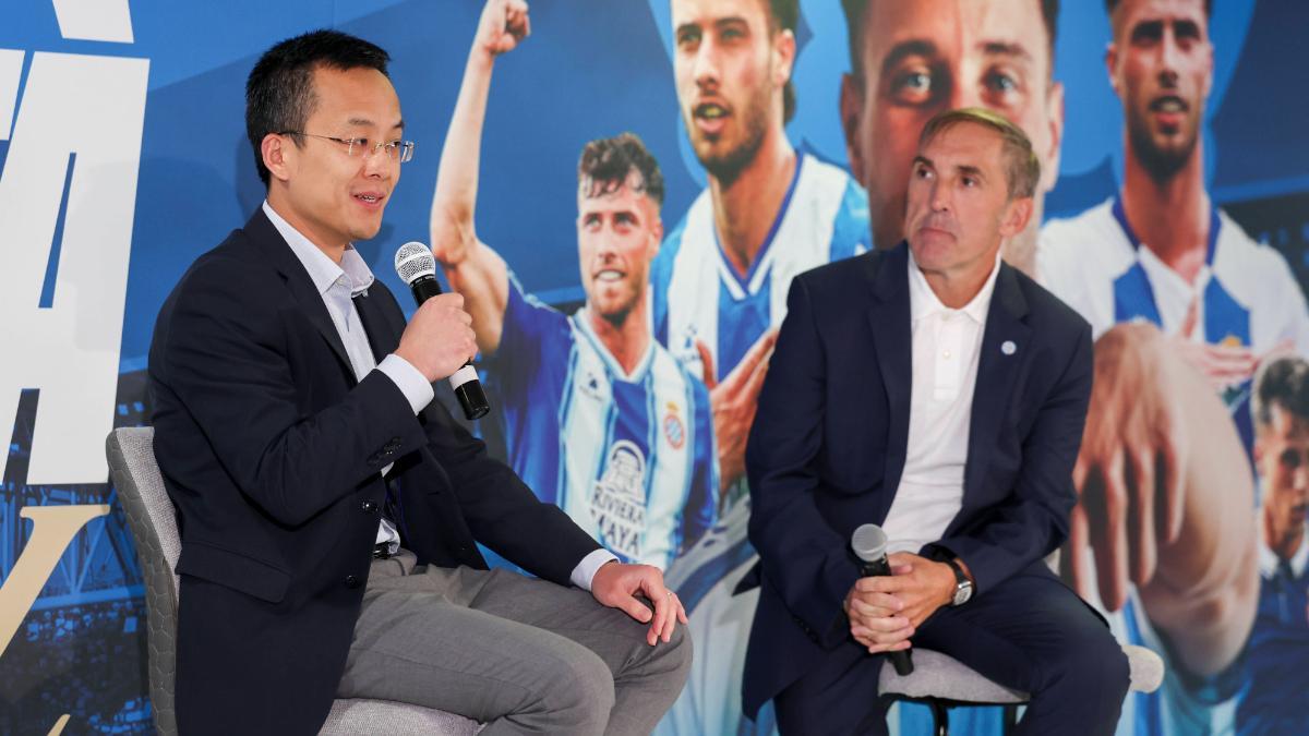 Mao Ye y Fran Garagarza, durante el acto de la renovación de Puado