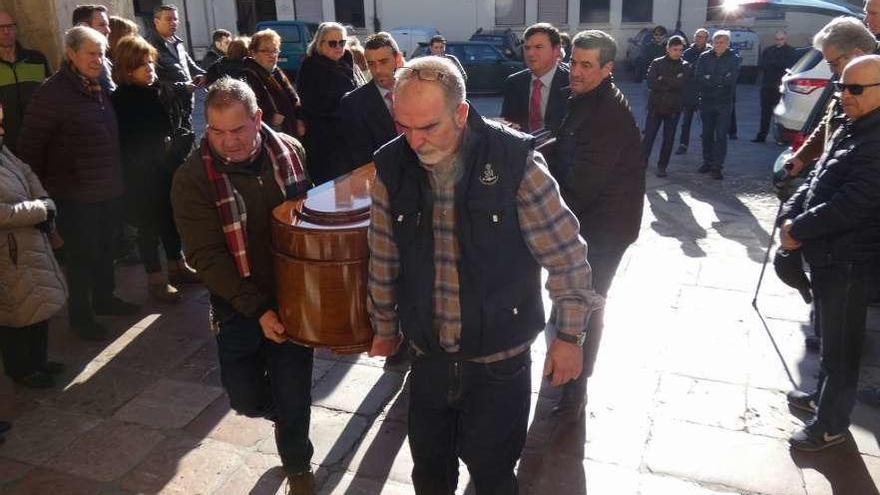 Momento en que los restos mortales de Andrés Fernández Villazán entran en la basílica, ayer.