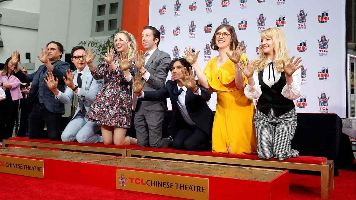 Los actores de 'The Big Bang Theory' inmortalizan sus huellas en Hollywood