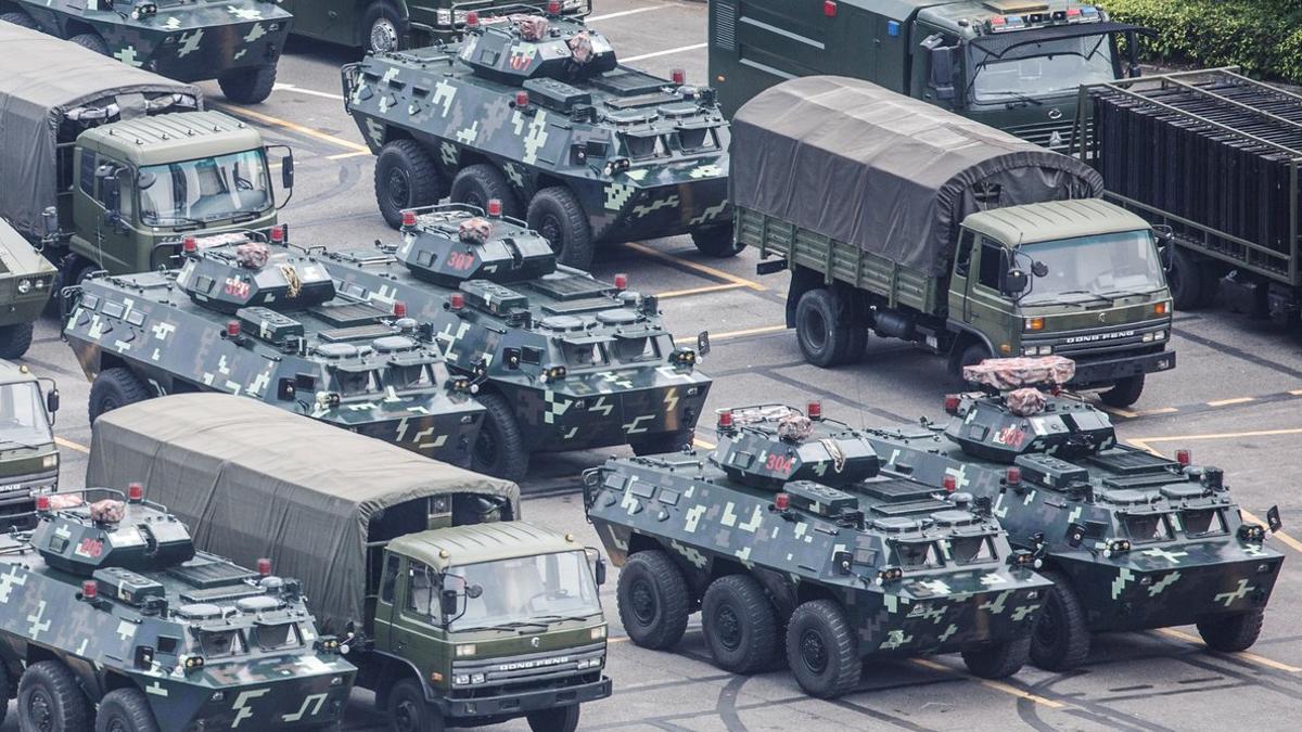 Fuerzas paramilitares chinas junto al estadio de Shenzhen.