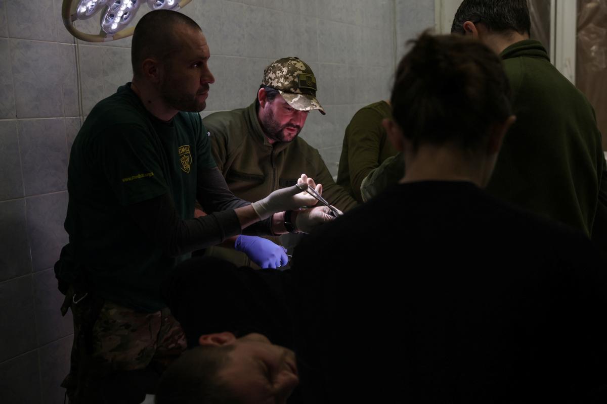 Los médicos de la unidad del Primer Hospital Móvil de Voluntarios tratan a los soldados transportados desde el frente, mientras continúa el ataque de Rusia contra Ucrania, en la región de Dombás de Ucrania.