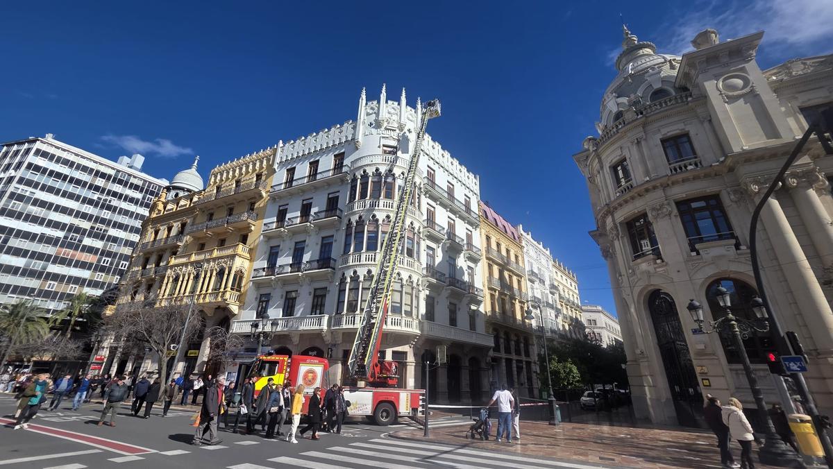 Inspección de una de las fachadas en la plaza del Ayuntamiento de València