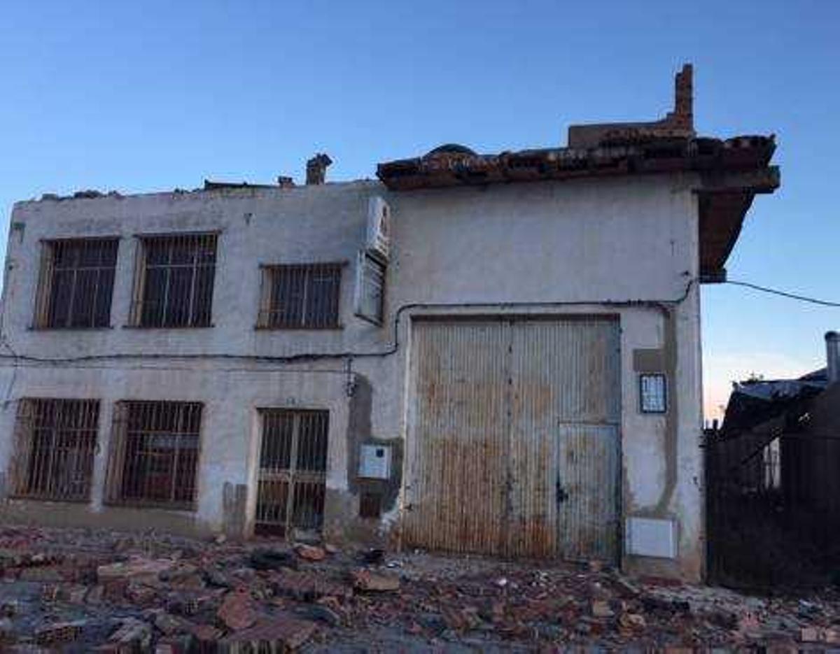 El viento derriba dos enormes torres de luz en Sollana y suspende las clases en colegios