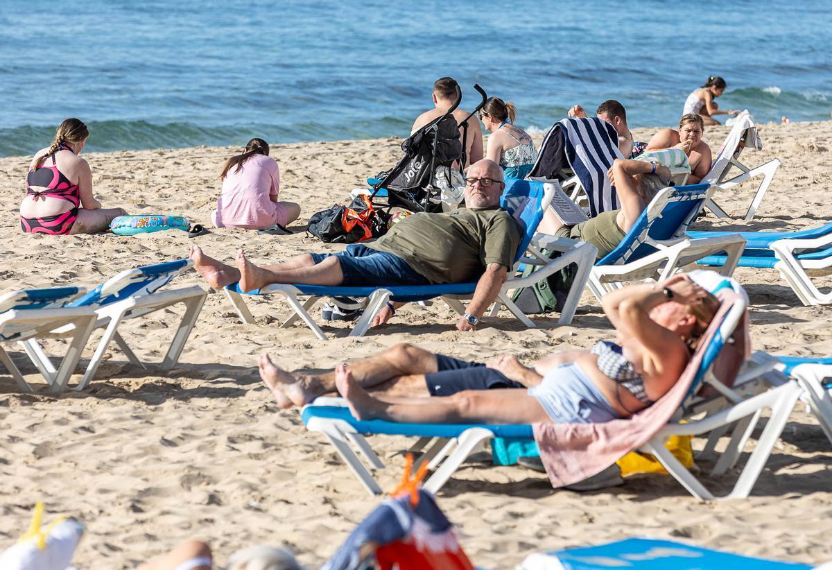 numerosos turistas disfrutan de un soleado Día de la Constitución en Benidorm