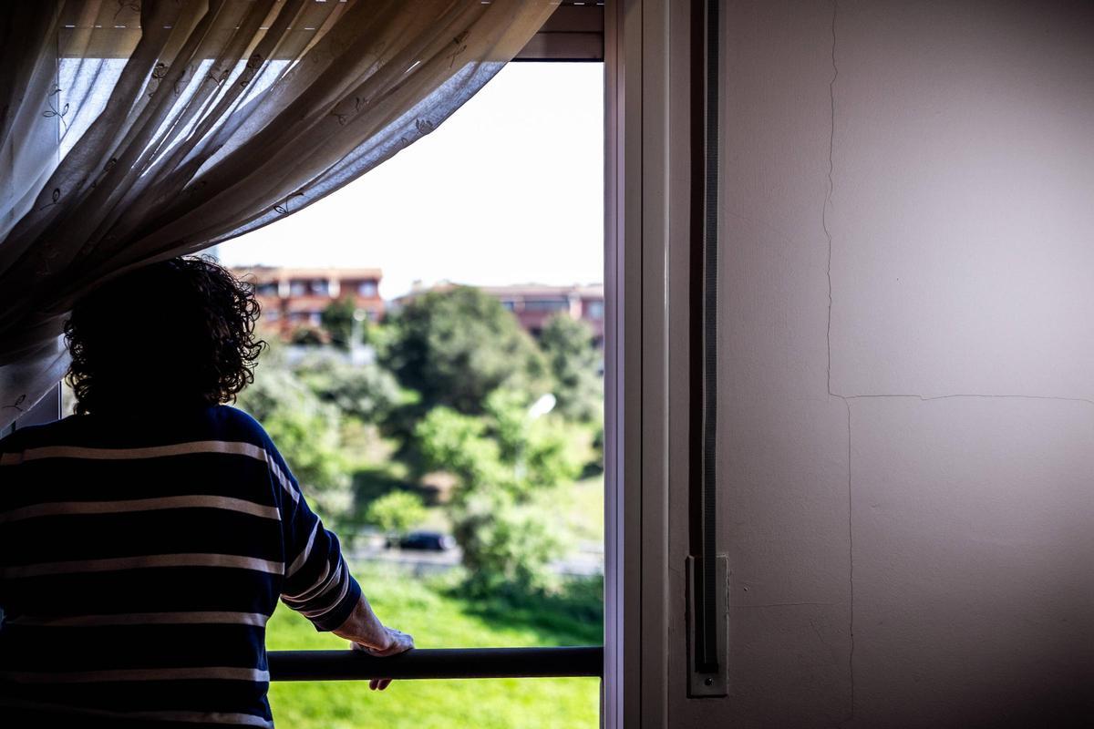 Una vecina afectada por las obras de la B-23, junto a una de las grietas en su casa.