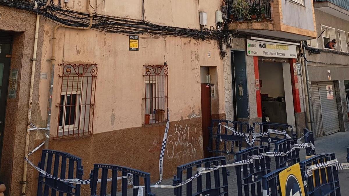 Bloque desalojado en la calle Pins del distrito Florida-Les Planes de L'Hospitalet por riesgo de derrumbe.