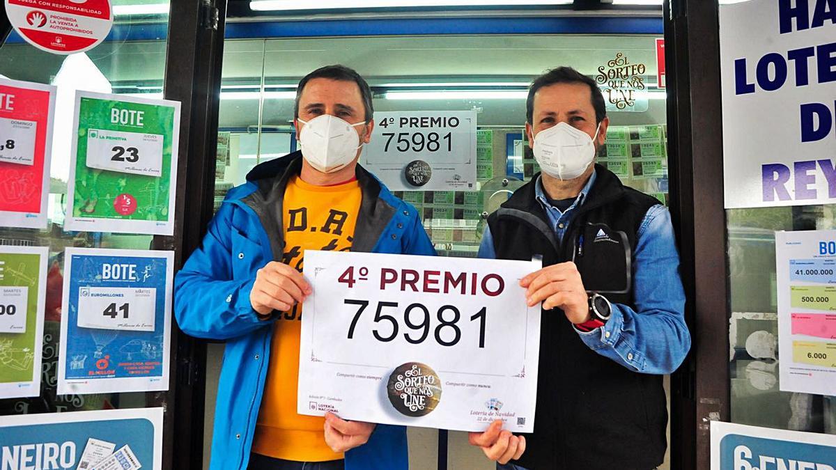 Arriba, los loteros de la administración del mercado de abastos de Cambados.