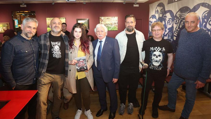 Homenaxe a Tito Calviño (no centro), en Portas Ártabras. | Iago López