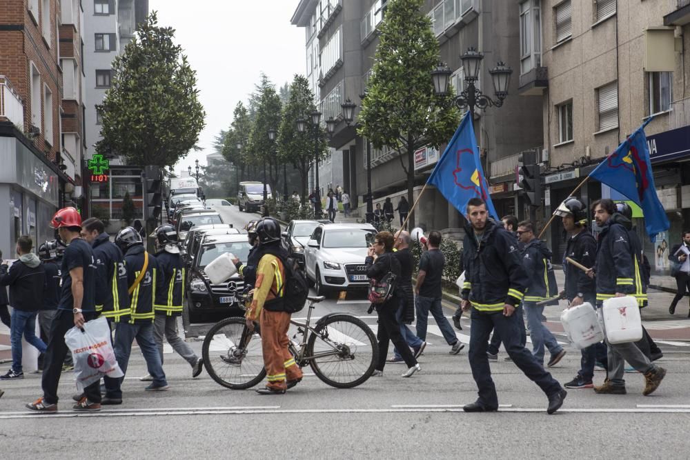 Manifestación de bomberos y trabajadores a la puerta de la Junta General del Principado