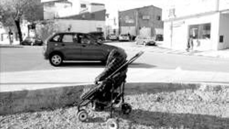 UN CARRITO DE BEBE ABANDONADO ALARMA A LOS VECINOS