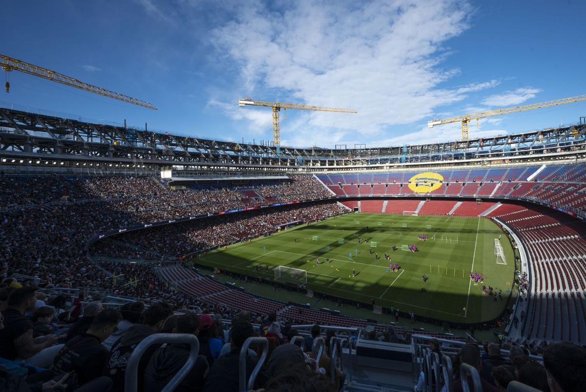 El Camp Nou recupera el futbol amb molta feina encara per fer
