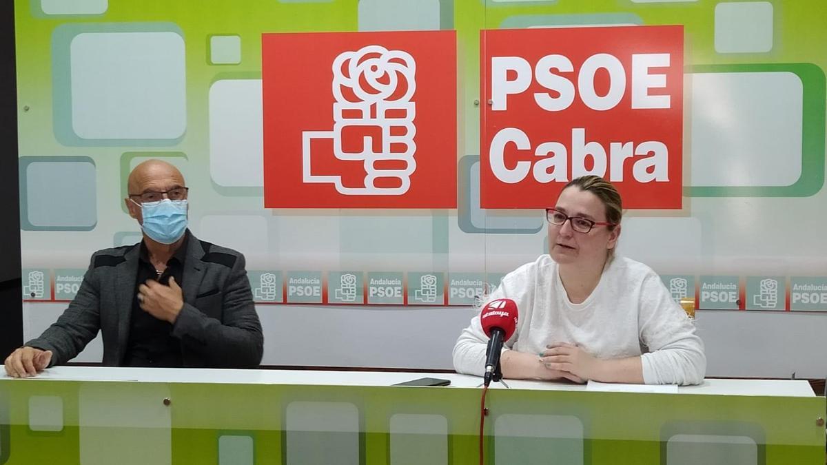 Antonio Hurtado y Teba Roldán, durante la rueda de prensa en Cabra.