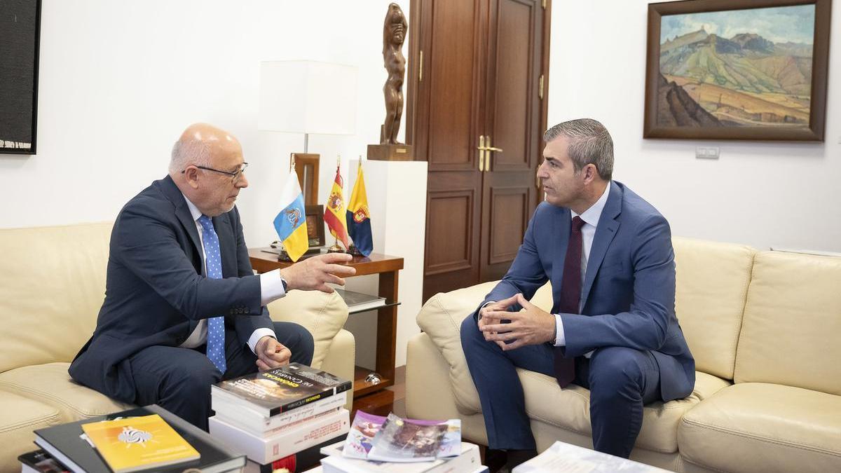 Antonio Morales y Manuel Domínguez durante su reunión en el Cabildo.
