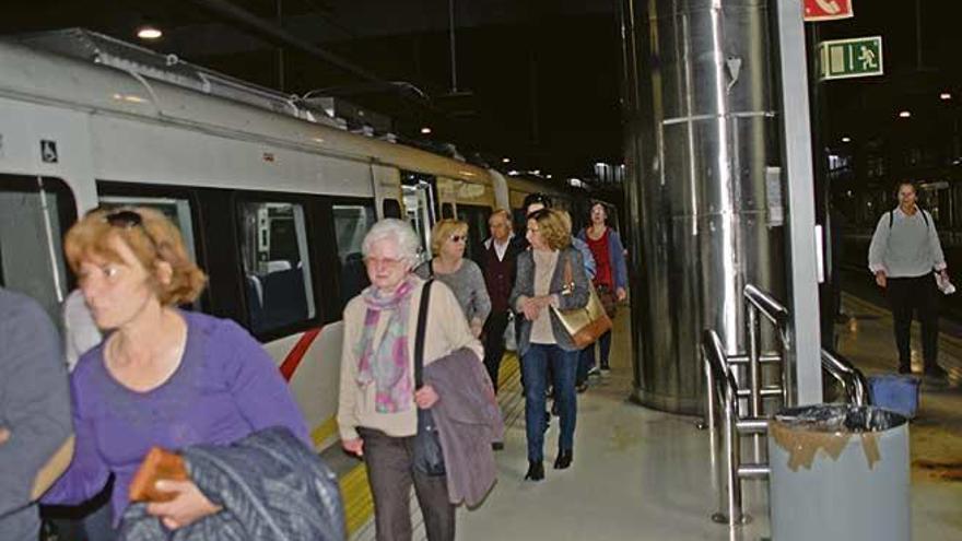 Usuarios de tren, en la estación intermodal.