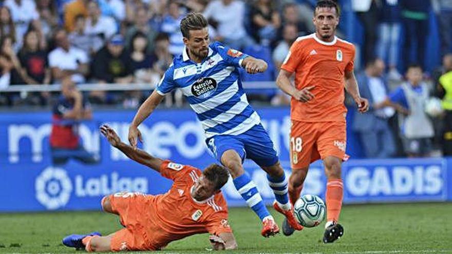 Christian Santos se dispone a rematar a puerta tras zafarse de un defensa del Oviedo en la primera jornada.
