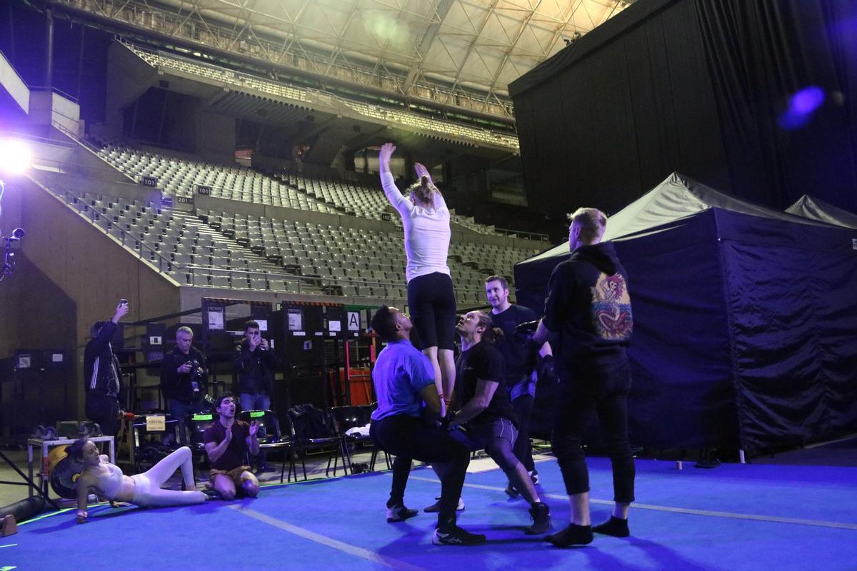 Diversos artistes entrenen a la zona entre bastidors que el Cirque du Soleil ha instal·lat al Palau Sant Jordi