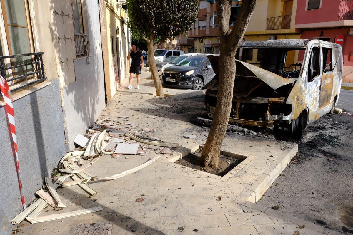 El estado en que ha quedado la furgoneta del padre del alcalde de Aspe