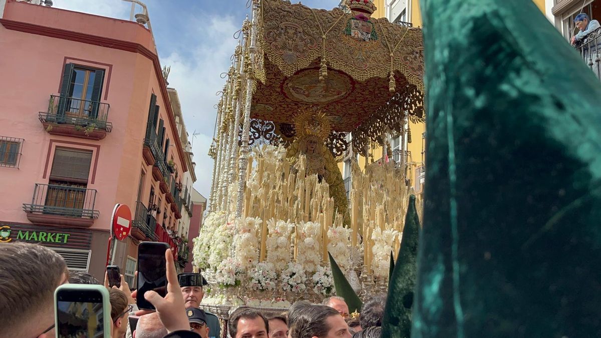 La Macarena por la calle Feria.