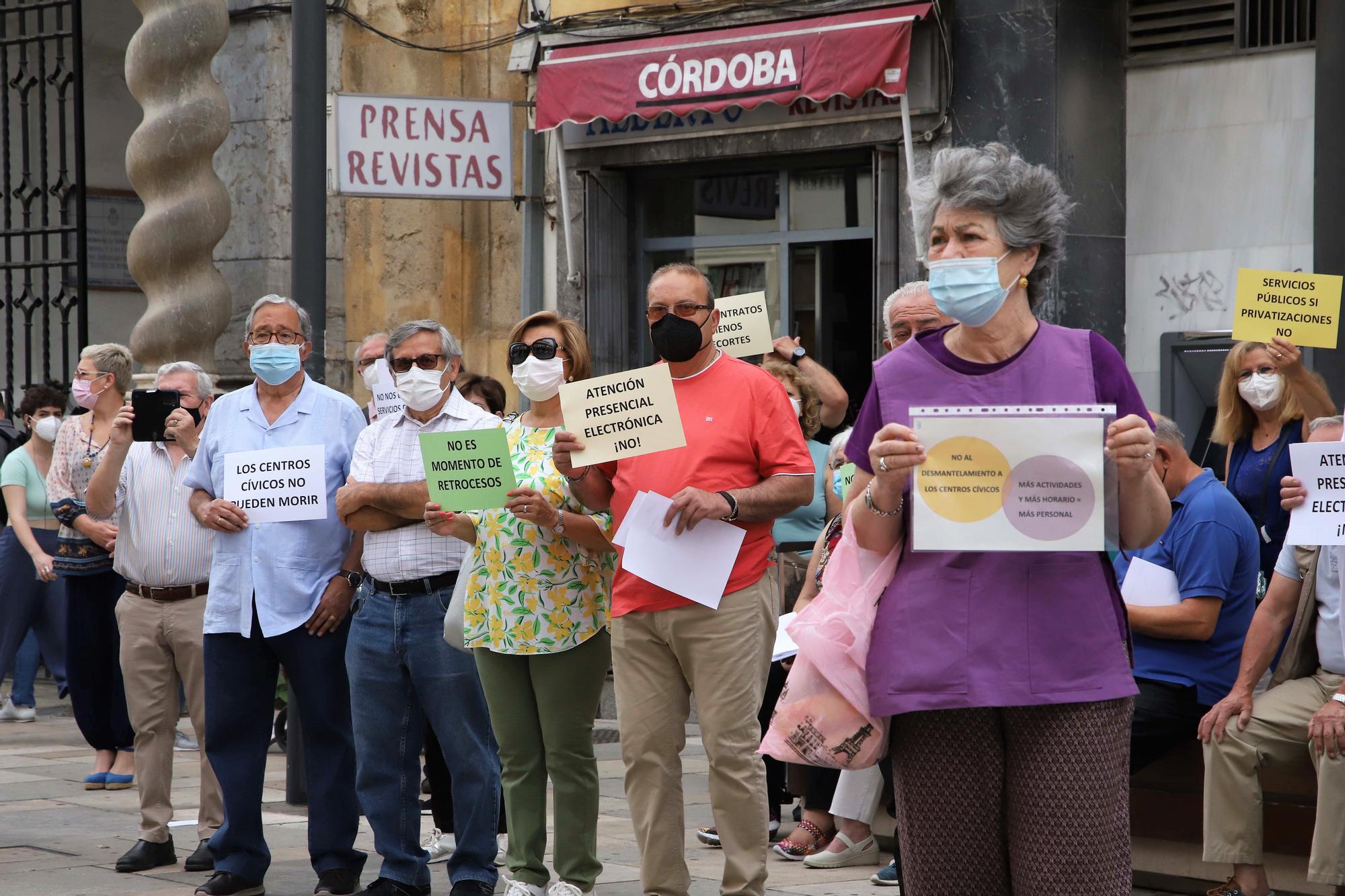 Protesta ante el Ayuntamiento para exigir la recuperación de personal y servicios en centros cívicos