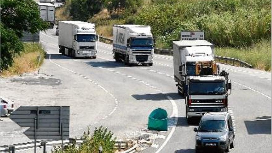 El tram entre Orriols i Vilafreser de la carretera N-II, ahir amb molta presència de camions.