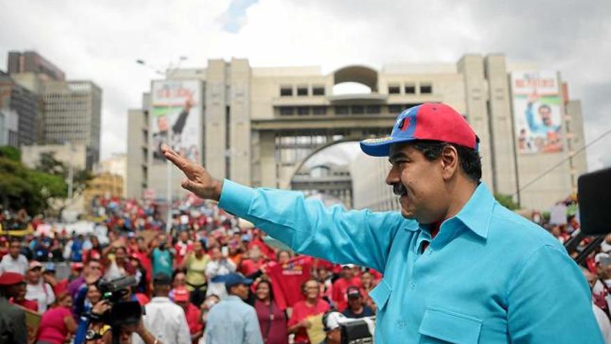 Nicolás Maduro saludant la multitud reunida després de la marxa per la &quot;revolució bolivariana&quot;