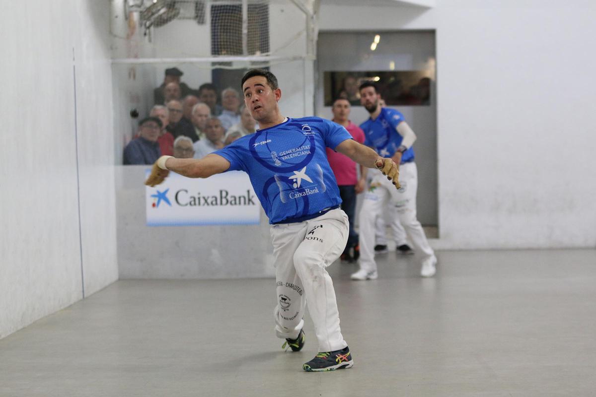 Jesús defensant la llotgeta, a Pelayo.