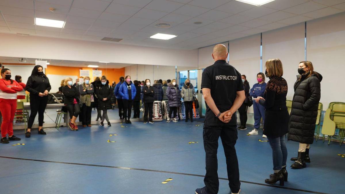 Inauguración del curso de autodefensa femenino, ayer, en el multiusos Lalín Arena.  | // BERNABÉ