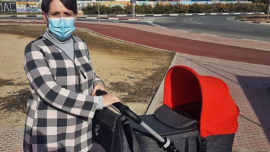 Lorena, de paseo con su hija a la espera de poder salir del bucle burocrático.