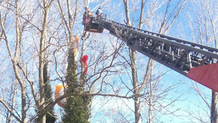 Rescaten a la Selva un paracaigudista que havia quedat penjat dalt d&#039;un arbre