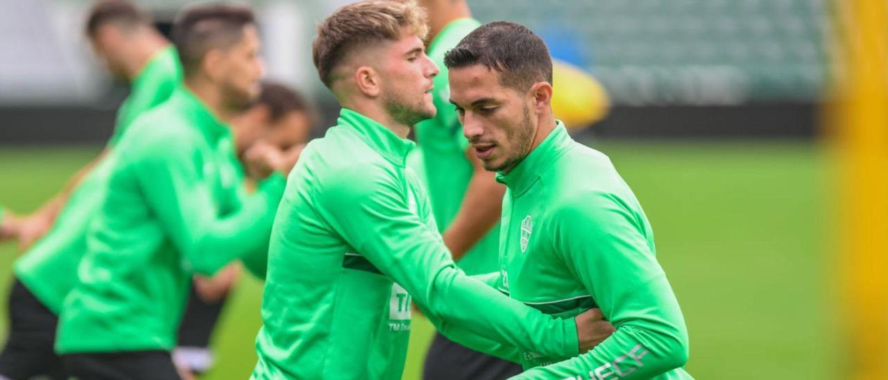 Raúl Guti y Marcone, durante uno de los entrenamientos de esta semana en el estadio Martínez Valero.  | SONÍA ARCOS/E.C.F.