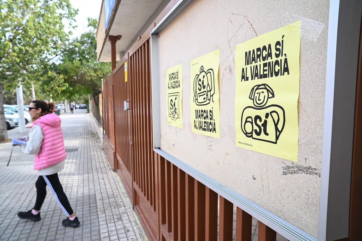 ELX. PRIMER DIA DE LA CONSULTA DE LA LLENGUA EN CENTRES EDUCATIUS D’ELX, VALENCIÀ, CASTELLÀ, COL·LEGIS, ESCOLA, COL·LEGI LA MARINA, CONSULTA TELEMATICA, MARES I PARES