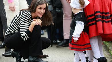 La reina Letizia con el look black&amp;white que nunca falla en su visita al Pueblo Ejemplar