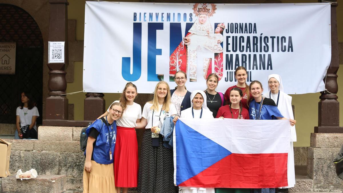 Un grupo de jóvenes llegados de República Checa
