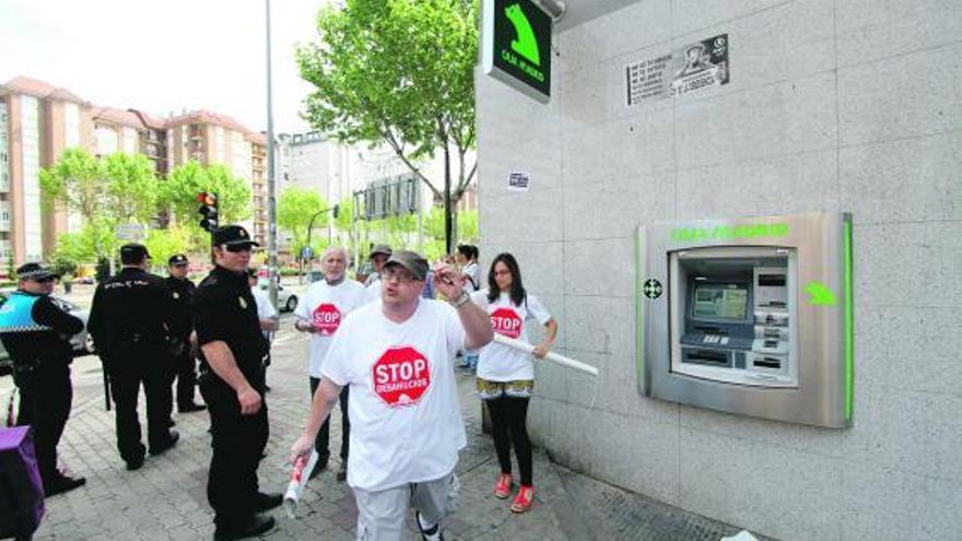 Movilización de la Plataforma de Afectados por las Hipotecas de Zamora, frente a una oficina de Bankia.