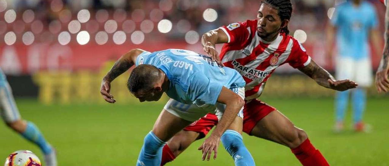 Iago Aspas, presionado por Douglas Luiz. // LOF