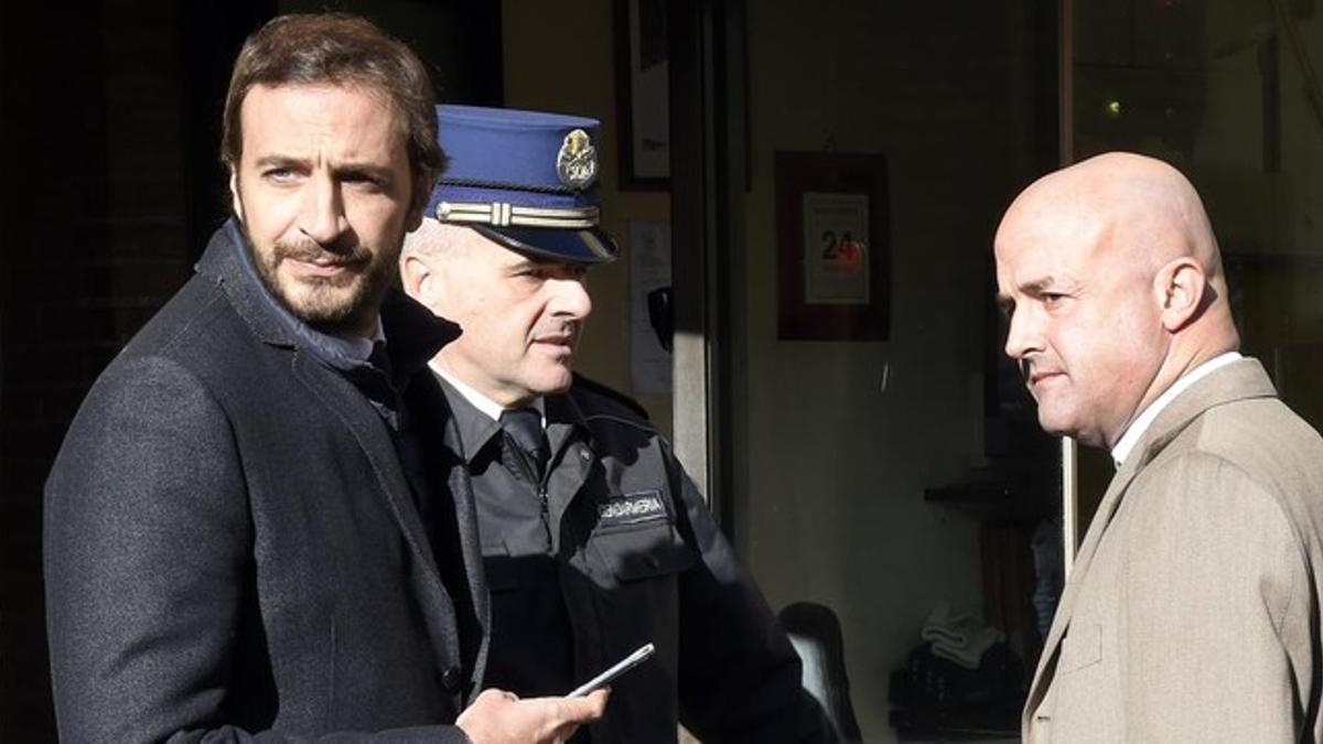 Los periodistas Emiliano Fittipaldi y Gianluigi Nuzzi (derecha) a su llegada al juicio.