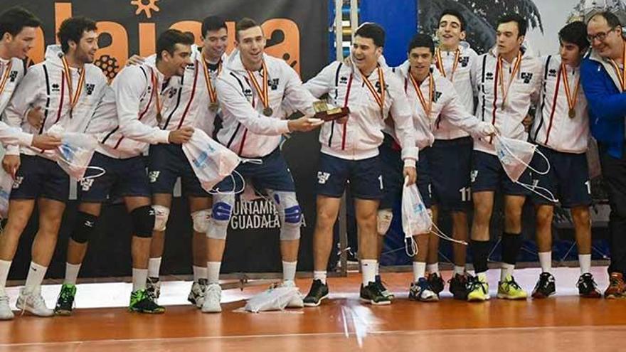 Los juveniles del Sóller, tras recibir su trofeo.