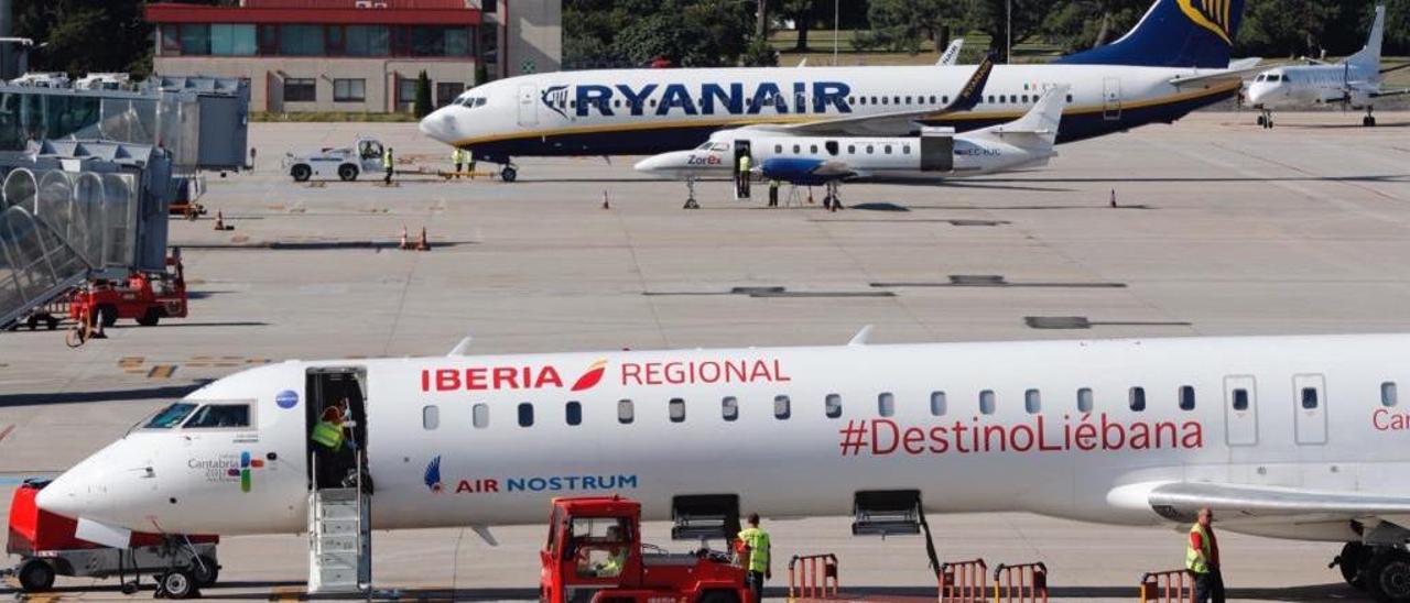 Un avión de Air Nostrum y otro de Ryanair en el aeropuerto de Vigo