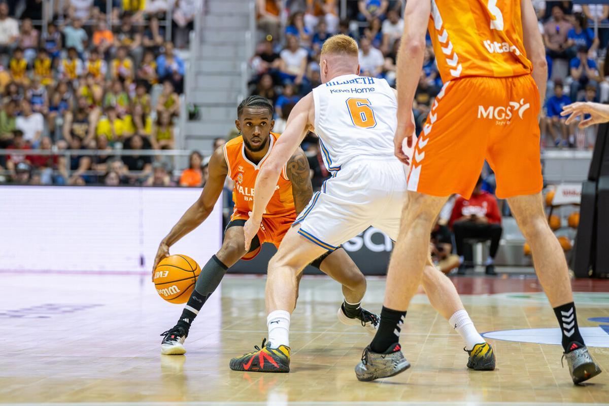 Jean Montero, con 7 puntos, 5 rebotes y 4 asistencias ante el Bàsquet Girona en Fontajau.