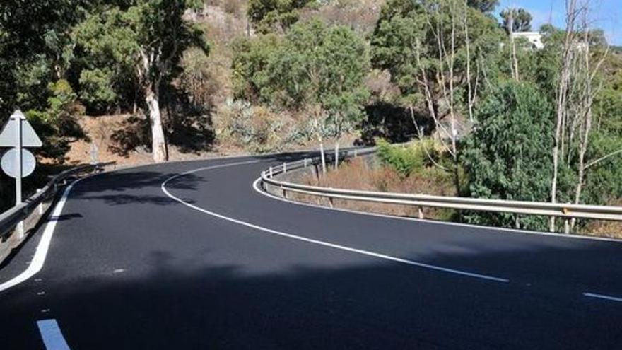 Dos afectados en una colisión frontal en Valleseco