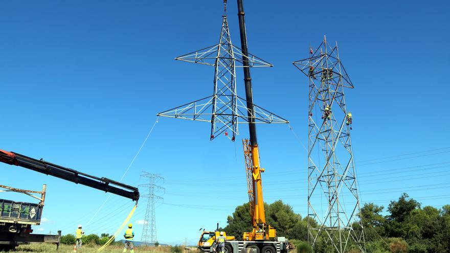 Red Eléctrica comença a desmantellar la línia de 132 kV fins a Santa Llogaia que es va compactar amb la MAT