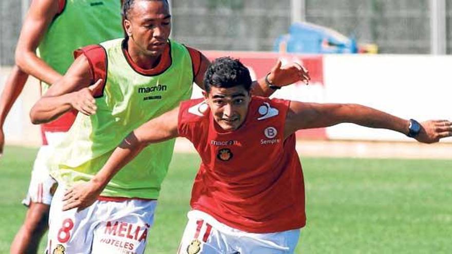 Castro conduce el balón ante la presión de Nsue en una sesión en Son Bibiloni.