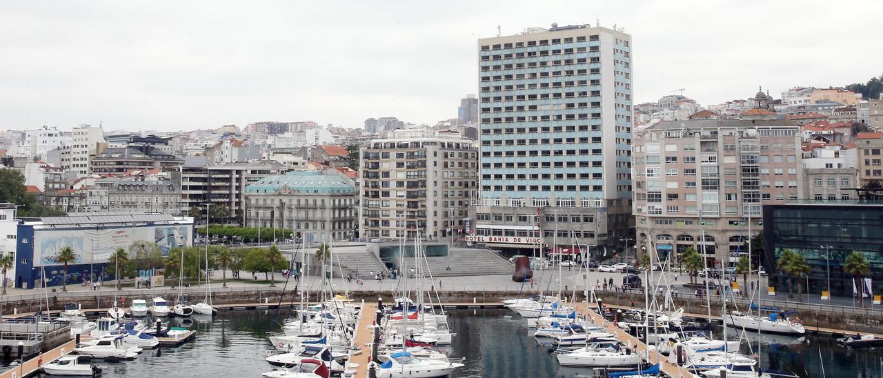 Foto exterior del hotel Bahía, junto a la estación marítima.